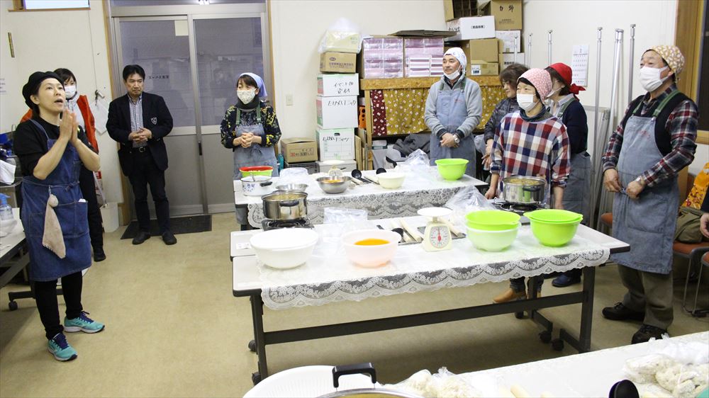 青森県産大豆・米こうじで、簡単味噌作り体験の様子